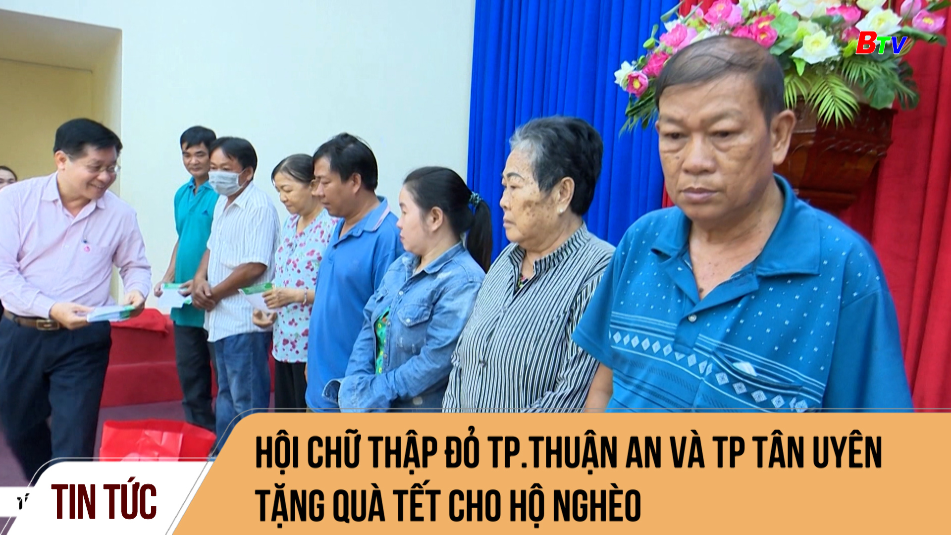 Hội Chữ thập đỏ TP.Thuận An tặng quà Tết cho hộ nghèo